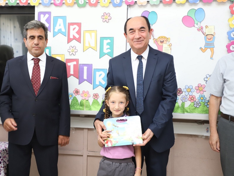 Kaymakam Altıntaş, Minik Öğrencilerin Karne Sevincine Ortak Oldu